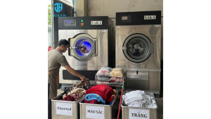 Phân loại đồ trước kho cho vào máy giặt 