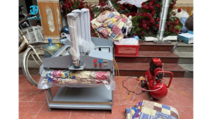 Ép chăn nhẹ gọn, tiện lợi trước khi trả khách